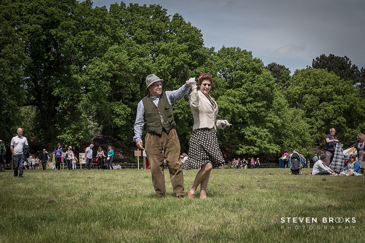 Britain Does Vintage Stody Lodge Norfolk photographer steven brooks photographs couples dancing in vintage clothes to jiving style music at Britain Does Vintage in Noirfolk