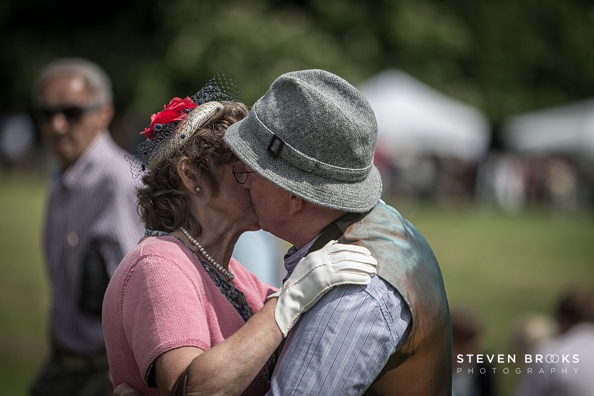 Britain Does Vintage Stody Lodge Norfolk photographer steven brooks photographs a couple dancing and kissing in vintage clothes at Britain Does Vintage in Noirfolk