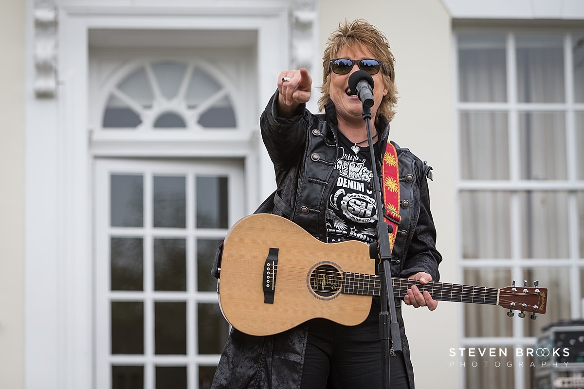 Britain Does Vintage Stody Lodge Norfolk photographer steven brooks photographs Katrina from Katrina and the Waves singing and pointing at Britain Does Vintage in Norfolk