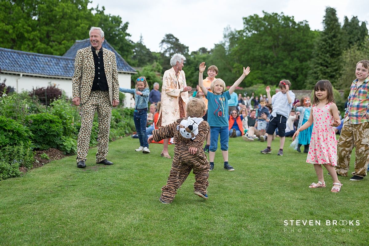 Britain Does Vintage Stody Lodge Norfolk photographer steven brooks photographs children dancing to Katrina and the Waves singing at Britain Does Vintage in Norfolk