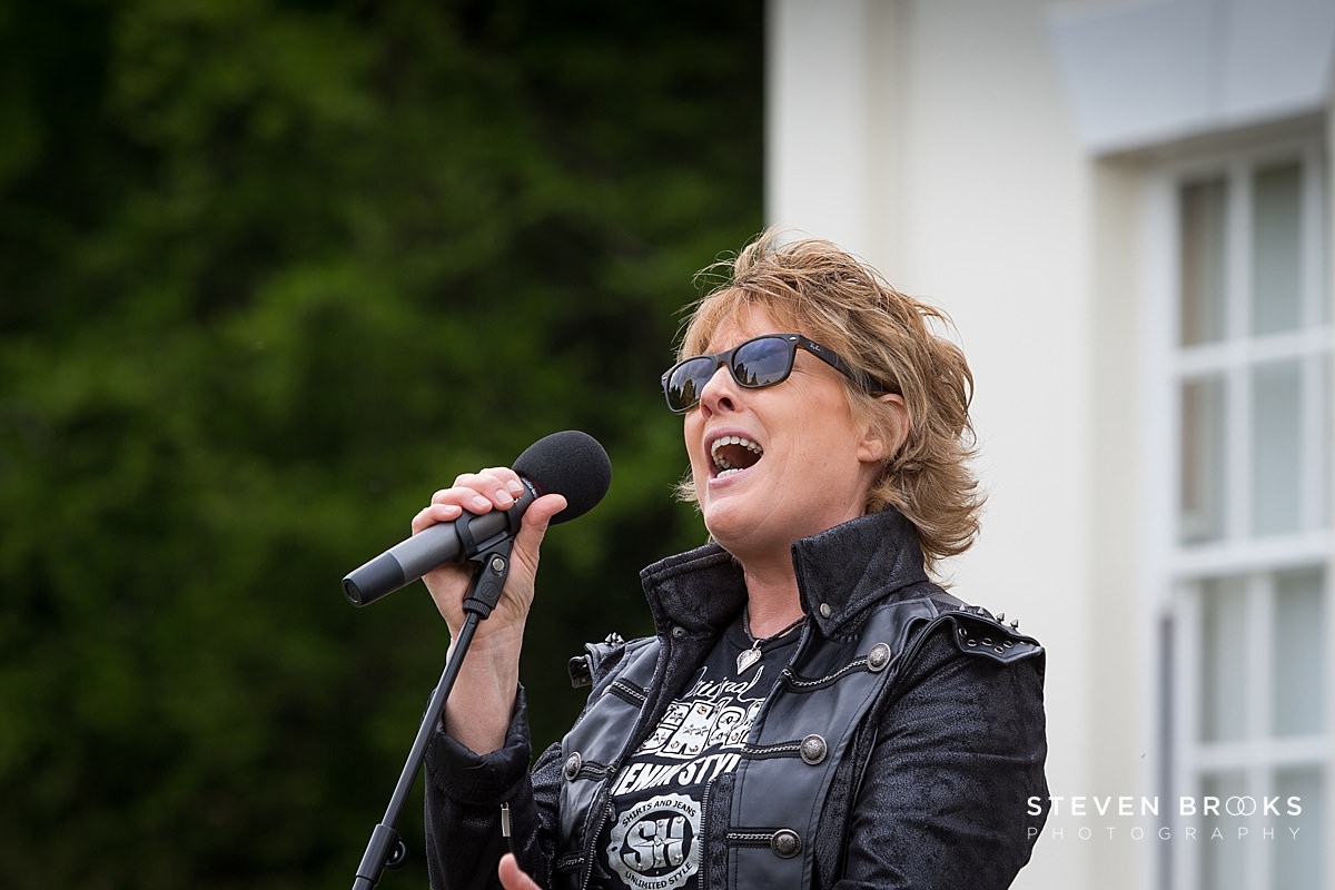 Britain Does Vintage Stody Lodge Norfolk photographer steven brooks photographs Katrina and the Waves singing at Britain Does Vintage in Norfolk