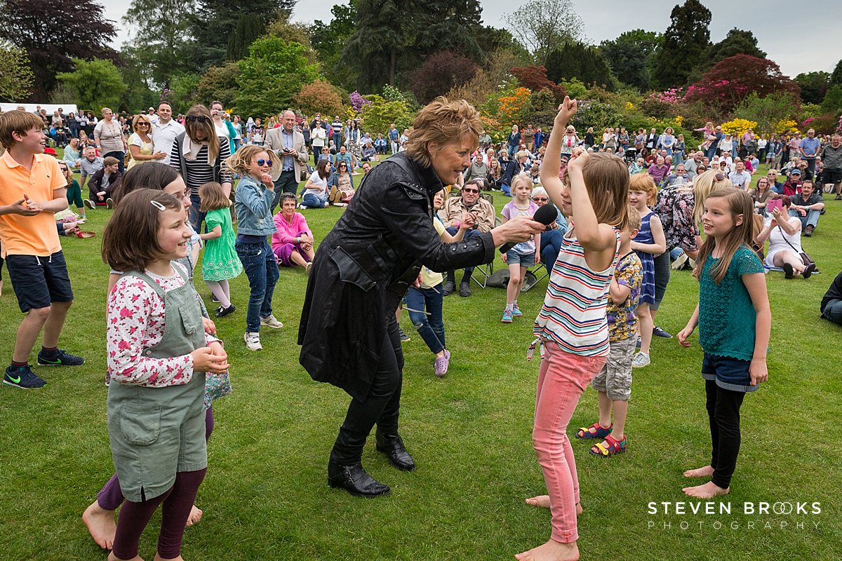 Britain Does Vintage Stody Lodge Norfolk photographer steven brooks photographs Katrina from Katrina and the Waves singing dancimg with the children at Britain Does Vintage in Norfolk